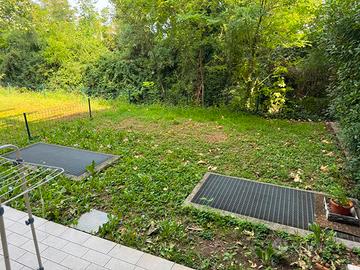 Bilocale arredato con box e  giardino