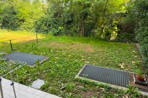 Bilocale arredato con box e  giardino