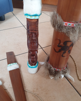 Arco con frecce in legno da arredamento