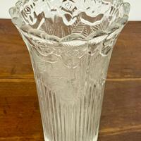 Vaso in vetro cannettato con fiori