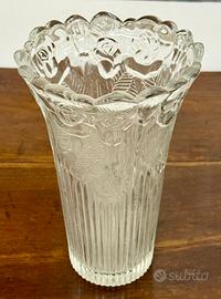 Vaso in vetro cannettato con fiori