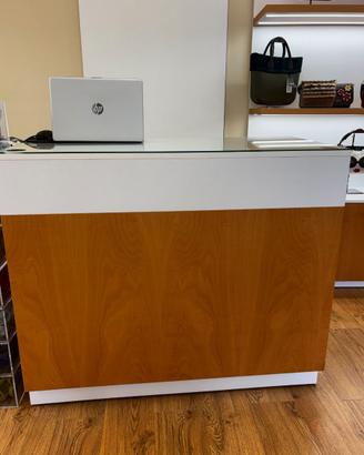 ARREDAMENTO COMPLETO PER NEGOZIO