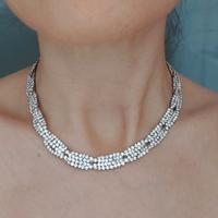 collana di bigiotteria con strass