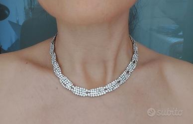 collana di bigiotteria con strass