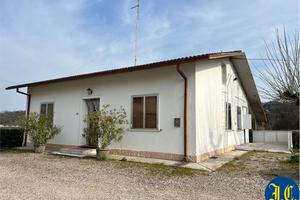 CUSTOZA - VILLA SINGOLA CON AMPIO VERDE PRIVATO.