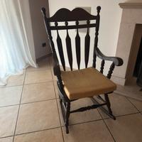 Sedia a dondolo di legno massello