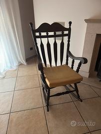 Sedia a dondolo di legno massello