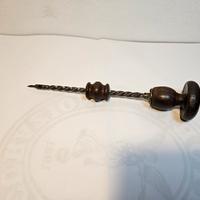 Antico trapano manuale 