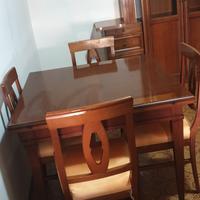 tavolo quadrato e sedie