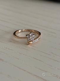 Anello con brillantini