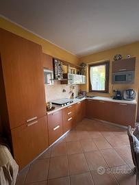 Cucina completa e soggiorno in ciliegio