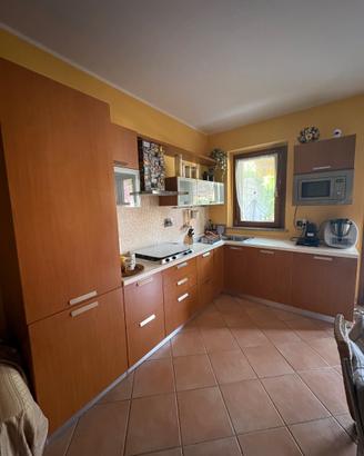 Cucina completa e soggiorno in ciliegio