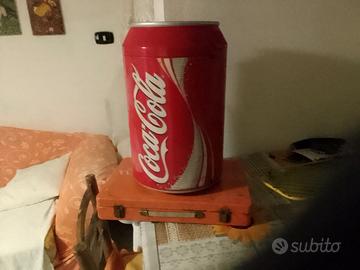 Cucina e frigo coca cola