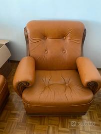 Poltrone in cuoio e legno ribassato
