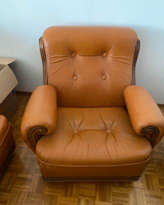 Poltrone in cuoio e legno ribassato
