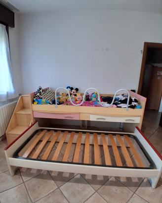 2 letti con scrivania e cassetti 