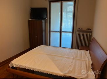 Letto in legno color ciliegio