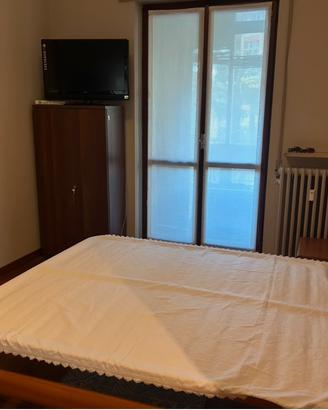Letto in legno color ciliegio