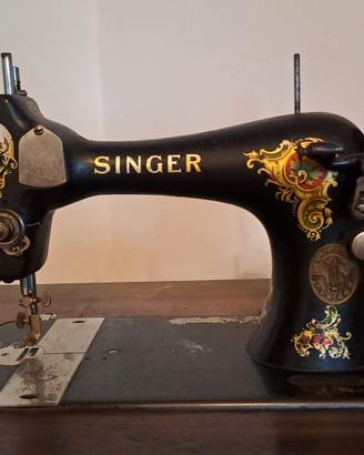 Macchina da cucire d'epoca marca Singer