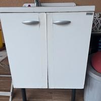 Mobiletto con lavabo