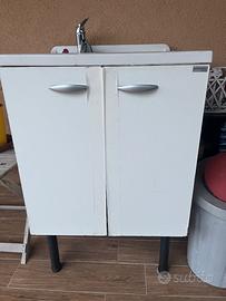 Mobiletto con lavabo