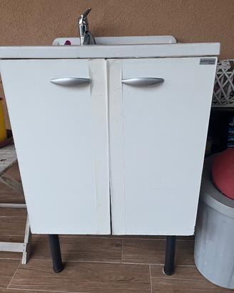 Mobiletto con lavabo