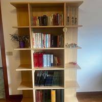 Libreria in legno chiaro