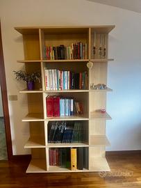Libreria in legno chiaro