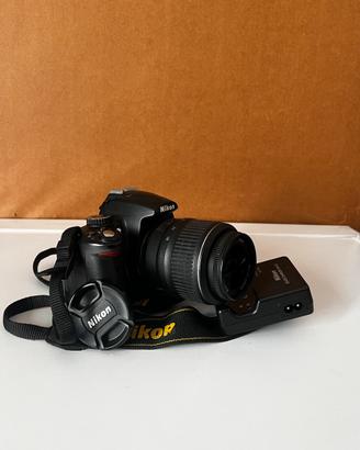 Nikon D5000 con obiettivo 18-55mm