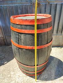 Antica vecchia botte per vino rustica Trulli