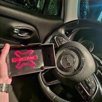 Ripiano portaoggetti per bracciolo Jeep Renegade.