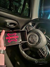 Ripiano portaoggetti per bracciolo Jeep Renegade.