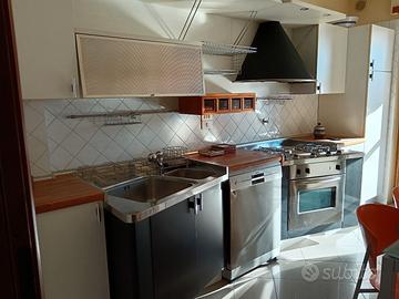 Cucina Aiko completa di elettrodomestici.