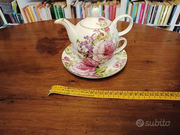 Teiera con tazza e infusore