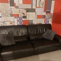 Divano in pelle col.nero in buono stato