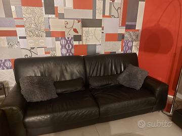 Divano in pelle col.nero in buono stato