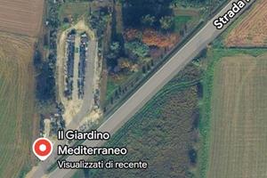 Area espositiva su strada provinciale