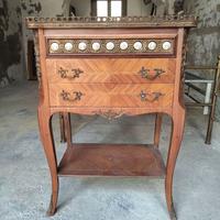 Mobiletto Luigi XV con Intarsi e Porcellane