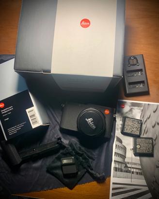 Leica D-Lux 8 – Garanzia a Luglio 2028 + Accessori