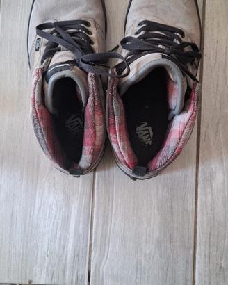 VANS di colore nero grigio e interno rosso