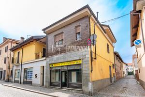 TERRATETTO CON LOCALE COMMERCIALE A SANTENA !!!