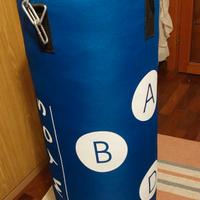 Sacco da boxe (punching bag).