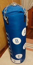 Sacco da boxe (punching bag).
