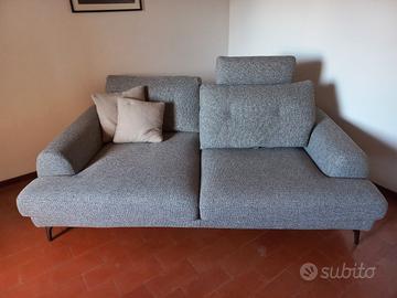 Divano in tessuto grigio con schienale mobile