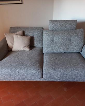 Divano in tessuto grigio con schienale mobile