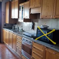 Cucina con elettrodomestici