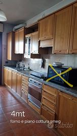 Cucina con elettrodomestici