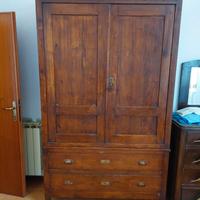 armadio in legno massello parzialmente restaurato