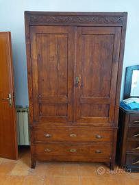 armadio in legno massello parzialmente restaurato