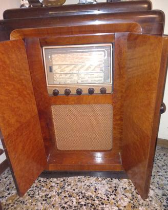 mobile con radio inizio 1900